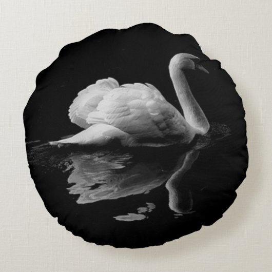 黒エレガントい背景の白い白鳥 ラウンドクッション (裏面)