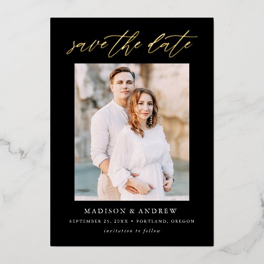 黒エレガントと金ゴールドのスクリプト写真の日付の保存 箔招待状 (正面)