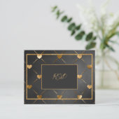 黒エレガントと金ゴールドのハートRSVP インビテーションポストカード (スタンド正面)