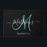 黒エレガントティール(緑がかった色)モノグラムスクリプトファミリ名 ドアマット<br><div class="desc">黒パーソナライズされたと白とティール(緑がかった色)モノグラムのデザインと新郎新婦の姓と黒背景結婚上の日付。新しいユニーク家族素晴らしを始める新婚のためのギフトを作る。新し素晴らしい家を一緒におカスタマイズ名前、モノグラムのイニシャルと結婚の日付と色と。エルククラーク©</div>