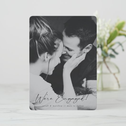 黒エレガント手スクリプ書ト婚約写真 案内状 (スタンド正面)