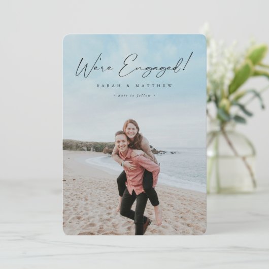 黒エレガント手スクリプ書ト婚約写真 案内状 (スタンド正面)