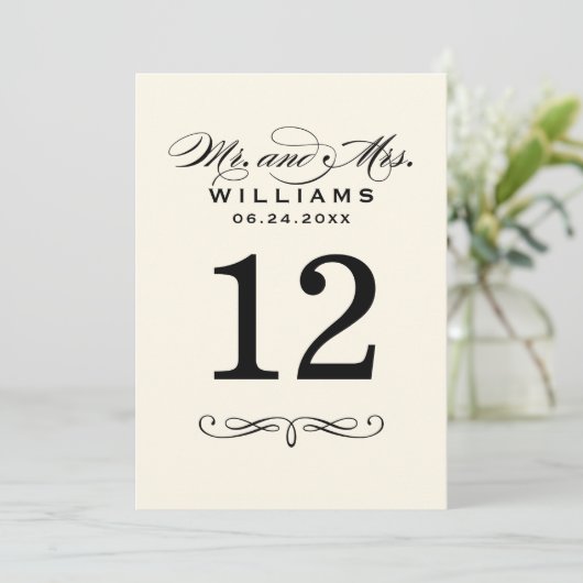 黒エレガント文字の結婚モノグラム表の番号 招待状 (スタンド正面)