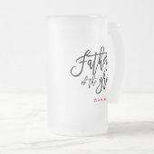 黒エレガント文字の花婿の父の名前の贈り物 フロストグラスビールジョッキ (正面右)