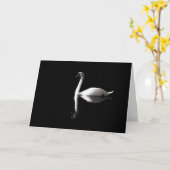 黒エレガント湖に白い白鳥の反射 カード (黄色い花)