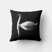 黒エレガント湖に白い白鳥の反射 クッション (裏面)
