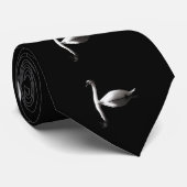 黒エレガント湖に白い白鳥の反射 ネクタイ (ロール)