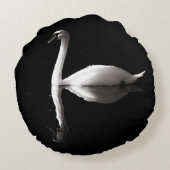 黒エレガント湖に白い白鳥の反射 ラウンドクッション (裏面)