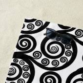 黒エレガント白カールKoru Fern Flond ビーチタオル (インサイチュ)