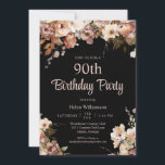 黒エレガント色・ピンクフローラ90誕生日 招待状<br><div class="desc">ブラックエレガントとピンクのフローラ90th誕生日招待状この90thサプライズエレガントバースデーパーティーへの招待はあなたの特別なイベントに最適！このデザインは、黒い背景に美しいピンクの水色の花を特徴としている。タイポグラフィカスタムはトレンディーとエレガント!</div>