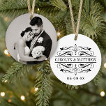 黒エレガント花模様の写結婚真モノグラム オーナメント<br><div class="desc">結婚式の日からポートレートを使って、この新しい記念お気に入りの祝のオーナメントをパーソナライズする(ヒント:アップロードする前に正方形の形に写真をトリミング)。ヴィンテージエレガントの巻物と花飾りの額縁の黒いモノグラムパーソナライズされたは、新郎新婦の名前と日付を後ろに付け結婚ることができる。白い背景色は写真カスタマイズに合わせることができる!</div>