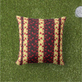 黒エレガント赤花柄カーネーションストライプズ アウトドアクッション (芝生)