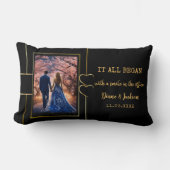 黒エレガント金ゴールドカップル写真パーソナライズされた ランバークッション (正面)