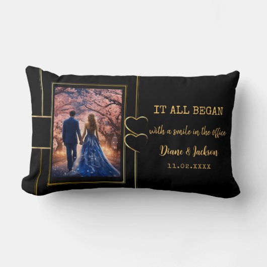 黒エレガント金ゴールドカップル写真パーソナライズされた ランバークッション (正面)