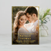 黒エレガント金ゴールドスクリプ結婚ト写真モノグラム 箔招待状 (立ち正面)