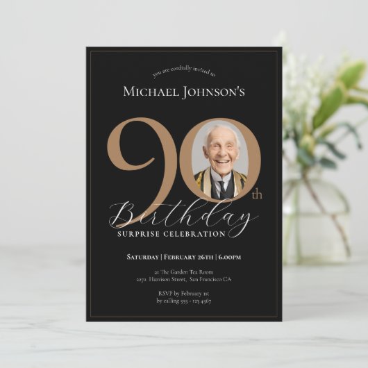 黒エレガント金ゴールドフォトサプライズ90誕生日 招待状 (スタンド正面)