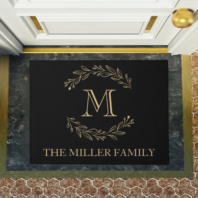 黒エレガント金ゴールドリースファミリー名モノグラム ドアマット (Elegant Black Gold Wreath Family Name Monogram Doormat)