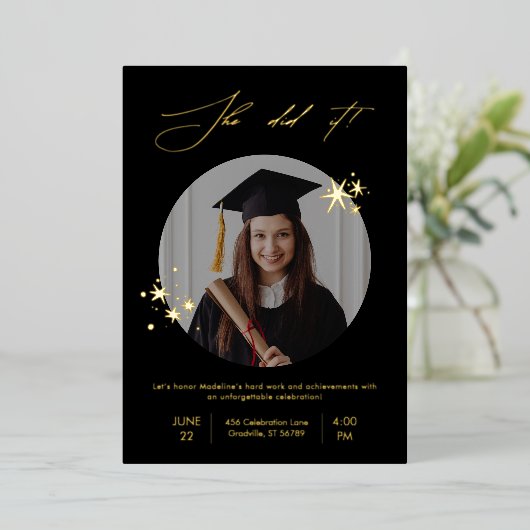 黒エレガント金ゴールド写真卒業パーティー 箔招待状 (立ち正面)