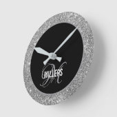 黒エレガント銀グリッターモノグラム姓 ラウンド壁時計 (傾斜)