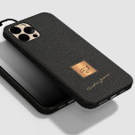 黒エレガント革金ゴールドモノグラムのスクリプト名 Case-Mate iPhone 14 PROケース<br><div class="desc">トレンディーの独占的豪華な探しiPhoneのケースモノグラムのは、上品な黒いレザーのルックフェイクングの上に金ゴールドの正方形を備えスタイリッシュて(印刷さ実在れ、NOT LEATHER TEXTURE)。           白いスクリプトの署名名とモノグラム名のイニシャルでパーソナライズする。</div>