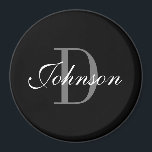 黒カスタム白モノグラム大型ラウンド冷蔵庫 マグネット<br><div class="desc">黒カスタム白モノグラム大ラウンド冷蔵庫用マグネット。名前エレガントまたは姓のタイポグラフィテンプレートをスクリプト化する。友人、家族、同僚、顧客、従業員、顧客、訪問者、ゲストのための上品なギフト結婚アイディアなど。必要に応じて、独自のビジネス名を追加する。</div>