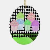 黒カッコいいいダイヤモンドの背景のカップケーキ セラミックオーナメント (右)