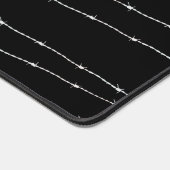 黒カッコいい白の有刺線模様モノグラム デスクマット (コーナー)