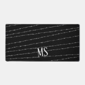 黒カッコいい白の有刺線模様モノグラム デスクマット (正面)