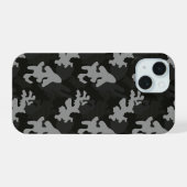 黒カモフラージュ柄 iPhone 15ケース (裏面横)