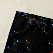 黒カラフルの音符クール ビーチタオル (インサイチュ)