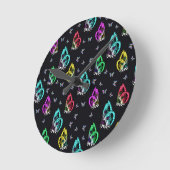 黒カラフル蝶パターンデザイン ラウンド壁時計 (傾斜)