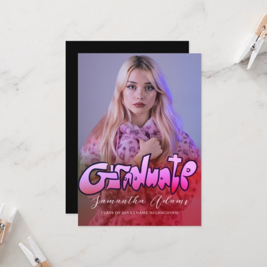 黒ガーリーとピンクのタイポグラフィ写真卒業 招待状 (正面/裏面インサイチュ)