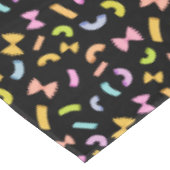 黒クールおもしろいマカロニカラフル模様 テーブルクロス (アングル)