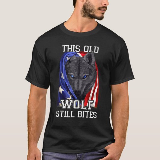 黒クール狼アメリカ国旗この古い狼はまだ Tシャツ (正面)