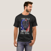 黒クール狼アメリカ国旗この古い狼はまだ Tシャツ (正面フル)