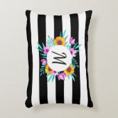 黒コンテンポラリー色のストライプフローライニシャル アクセントクッション (正面(垂直))