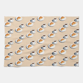 黒コーヒーのカップとプレート上のクロワッサン キッチンタオル