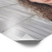 黒シャツを着た美しい巻き毛女性 フォトプリント            (角)