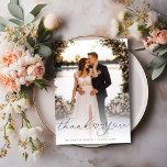 黒シンプル文字newlywedsの写結婚真 サンキューカード<br><div class="desc">このスクリプトレタリング、のサンキューカードで愛する人に感謝パーソナライズされたの意を結婚表しなさい。このカードは美しい結婚写真と心のこもったメッセージを備えカスタマイズている。お客様が自分の感謝してい家に出席して、贈り物を送り届けたり、ブライダルパーティの一員となったりしたいの結婚で、このカードは彼らを大切にして思い出させるこ感じとになる</div>