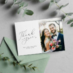 黒シンプル白結婚の サンキューカード<br><div class="desc">素晴らモダンしシンプルい黒い台本と新郎新婦の写真を持つパーソナライズされたのサンキューカード。自分の言葉と自分のメッセージをゲストに追加する。</div>
