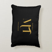 黒スタイリッシュと金ゴールドモノグラムのイニシャル文字 アクセントクッション (裏面(縦))