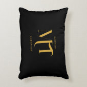 黒スタイリッシュと金ゴールドモノグラムのイニシャル文字 アクセントクッション (正面(垂直))