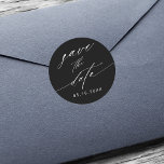 黒スタイリッシュ白の結婚式の日付を保存 ラウンドシール<br><div class="desc">黒と白の書スタイリッシュ道の結婚式は日付のシールを保存する。このデザインの詳細なカスタマイズについてクリックは、青色のデザインツールボタンをクリック。</div>
