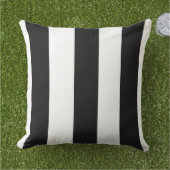 黒ストライプのと白の屋内 アウトドアクッション (芝生)