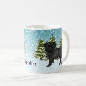 黒パグ かわいい カートゥーン 犬 雪の 森 コーヒーマグカップ (正面右)