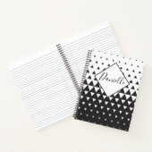 黒パーソナライズされたと白の三角形のパターン名 ノートブック (内部)