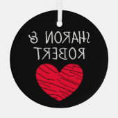 黒パーソナライズされたと赤いハートカップル ガラスオーナメント (裏面)