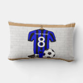 黒パーソナライズされたと青のサッカージャージー ランバークッション (裏面)