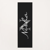 黒パーソナライズされたミニマルと白のモノグラム名 ヨガマット (正面)