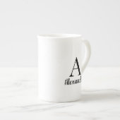 黒パーソナライズされたモダンモノグラム名 ボーンチャイナマグカップ (正面右)